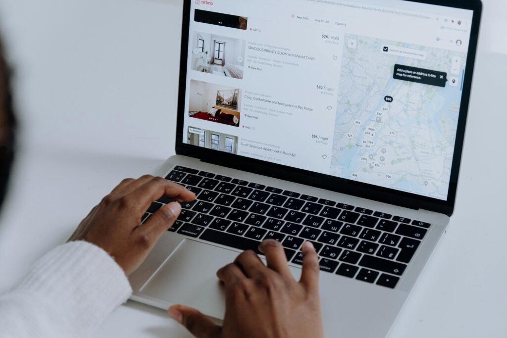 Laptop met de website van Google Maps voor professionele online zichtbaarheid